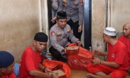 Jumat Berkah, Kapolres Inhil Bagikan Makanan kepada Tahanan