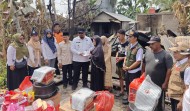 Ringankan Duka Korban Kebakaran, Camat Tembilahan Serahkan Bantuan Bupati Inhil dari Dinsos, BPBD, dan BAZNAS