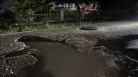 Jalan Saptamarga Rusak Parah, Lubang Menganga di Depan Sekolah Ancam Keselamatan Pengguna Jalan
