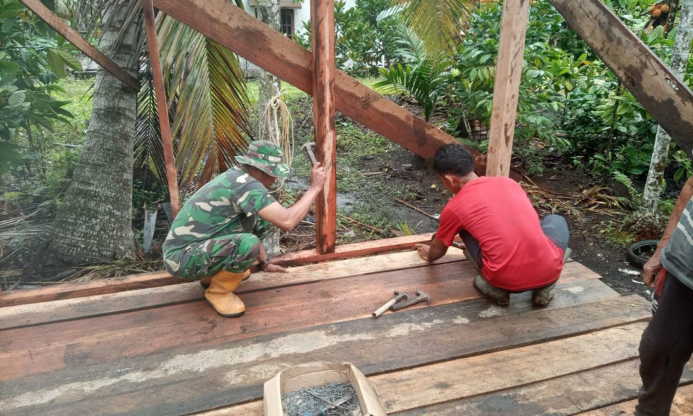Personel Kodim 0314/Inhil Bantu Warga Wujudkan Hunian yang Layak