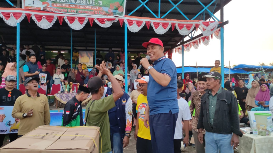 Nonton Final Bola, Warga Teriaki H Herman Menang