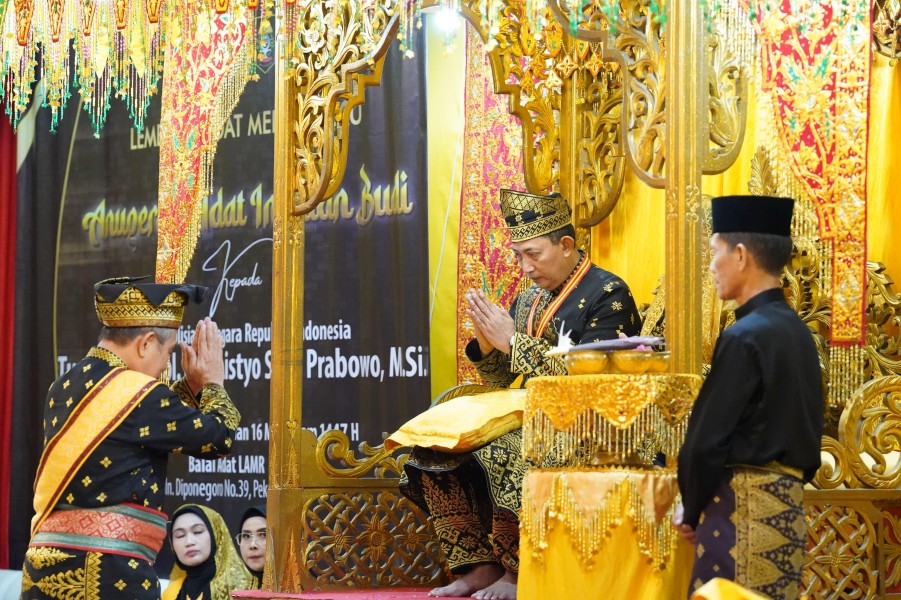 Kapolri Terima Anugerah Adat Ingatan Budi dari LAM Riau: Simbol Kehormatan, Amanah Moral, dan Komitmen Kebangsaan