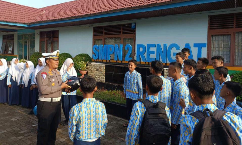 Satlantas Polres Inhu Bagikan Helm Gratis dan Sosialiasi Lomba Konten Video Riau Adalah Kita