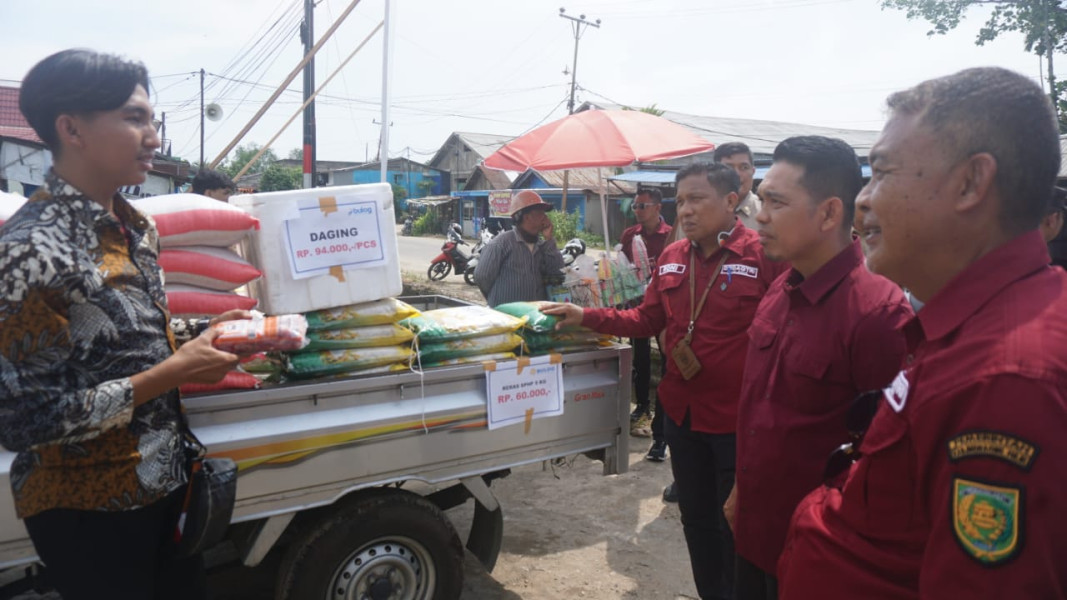 Pj Bupati Inhil Tinjau Pelaksanaan Pasar Murah di Tembilahan Hulu