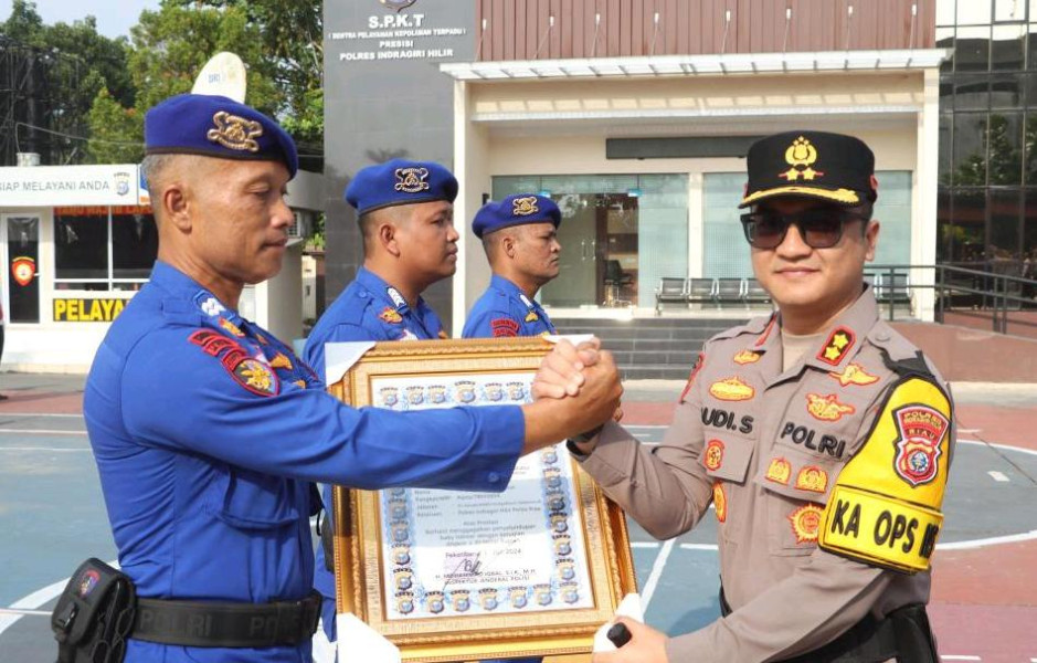 Kapolres Inhil Berikan Penghargaan kepada Satpolairud Berhasil Ungkap Baby Lobster