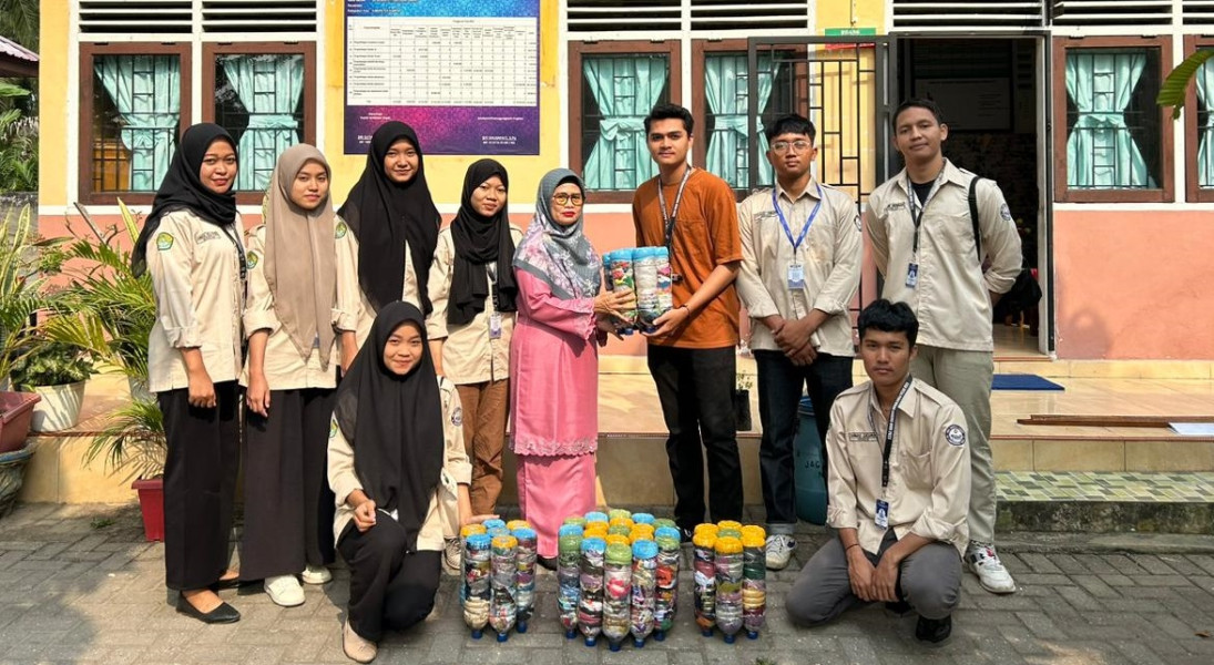 Mahasiswa Kukerta UNRI Desa Pancuran Gading Sulap Sampah Menjadi Ecobrick