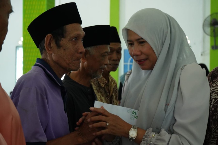 Wabup Inhil Yuliantini Serahkan Bantuan Kepada Kaum Dhuafa