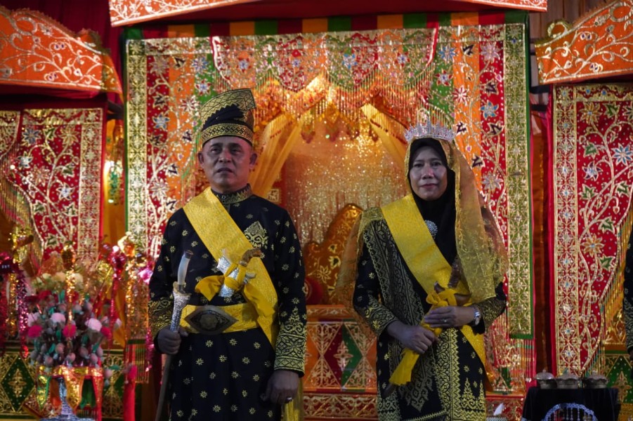 Bupati Inhil Herman Terima Gelar Adat Datuk Seri Setia Amanah