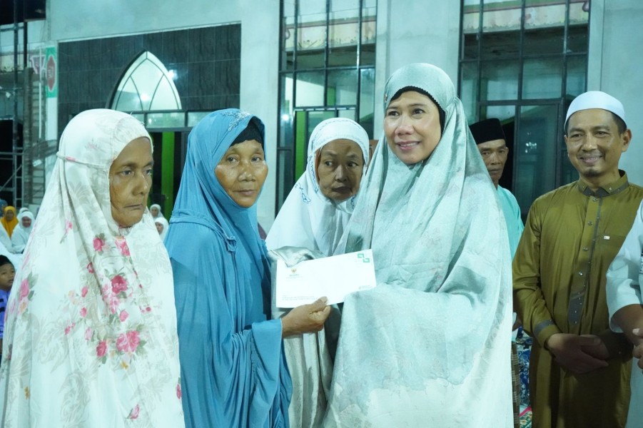 Wabup Inhil Yuliantini Safari Ramadhan Sekaligus Salurkan Santunan untuk Kaum Duafa