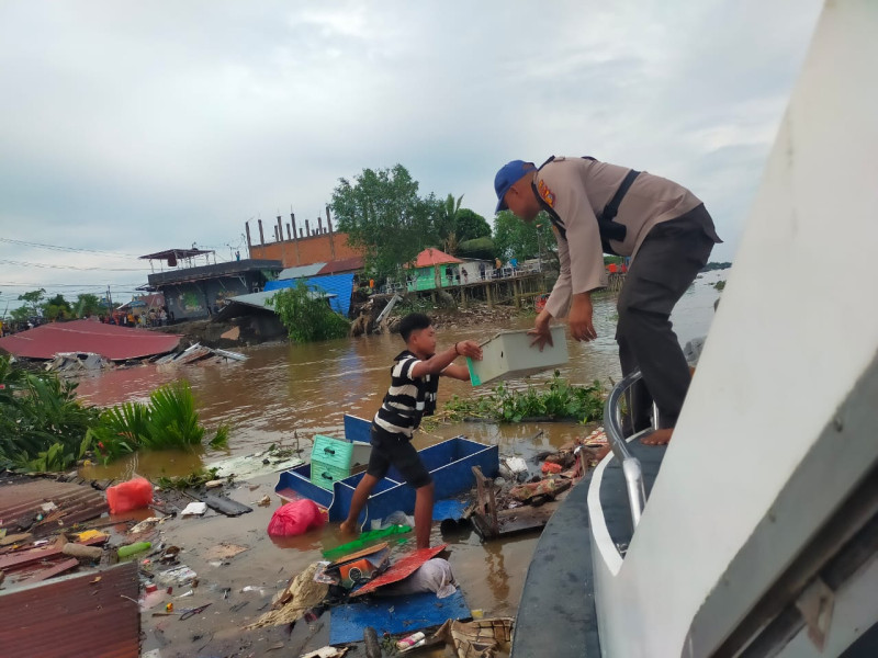 6 Bangunan Roboh Peristiwa Longsor di Tepian Sungai Indragiri
