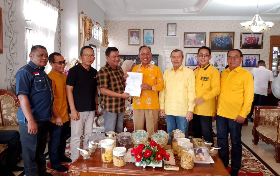 Paslon Bupati Inhil Haji Herman-Yuliantini Terima SK DPP Golkar Maju Pilkada 2024