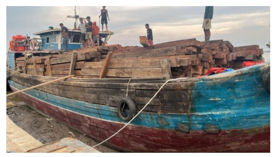 Polda Riau Gagalkan Penyelundupan 70 Ton Kayu Ilegal Menggunakan Kapal di Perairan Meranti