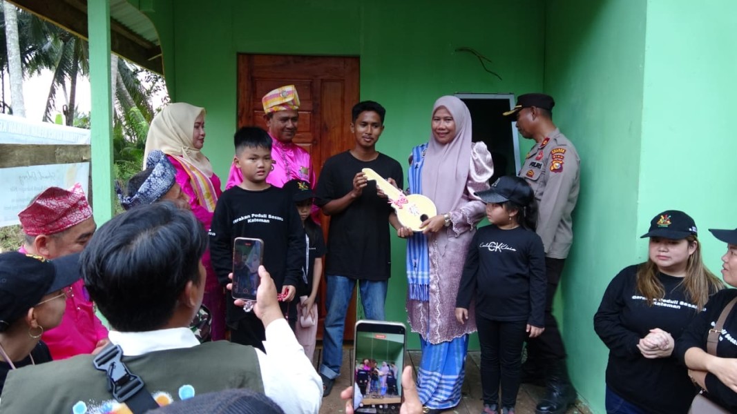 Wabup Inhil Serahkan Kunci Bedah Rumah dari GPS di Kelurahan Bandar Gemilang
