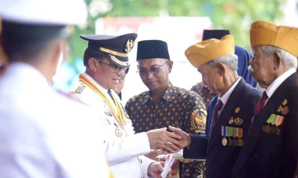 HUT RI ke 78, Bupati Inhil Berikan Bingkisan kepada Veteran dan Guru Berprestasi