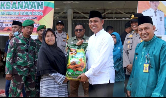 Pj Bupati Inhil Herman Tinjau Operasi Pasar Murah Di Kelurahan Sungai Empat Kecamatan Gaung Anak Serka