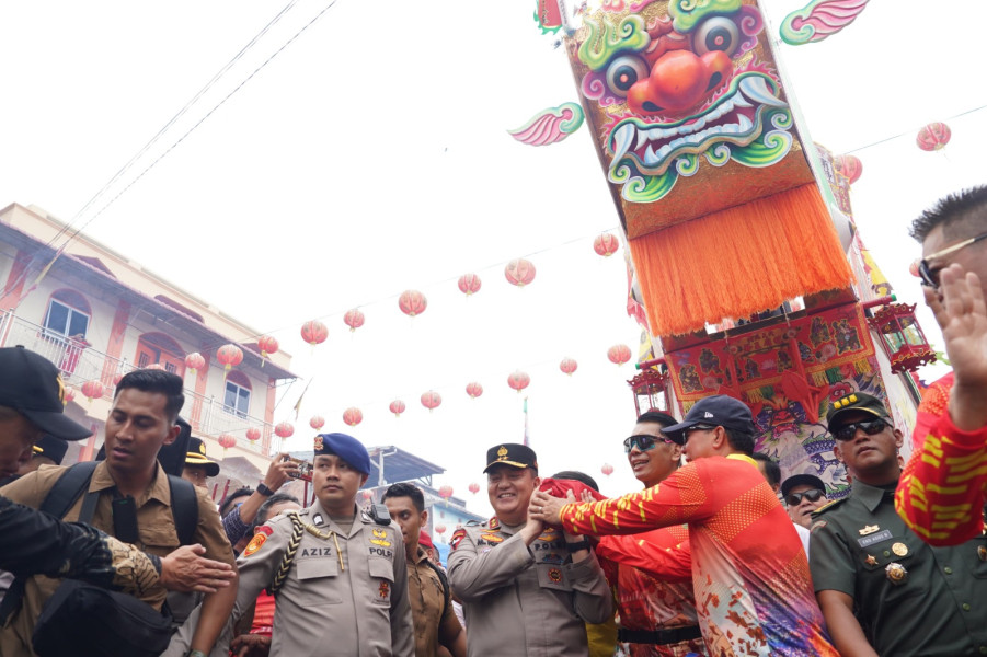 Pikul Replika Tongkang Sebelum Ritual Kapolda Riau Ikut Serta