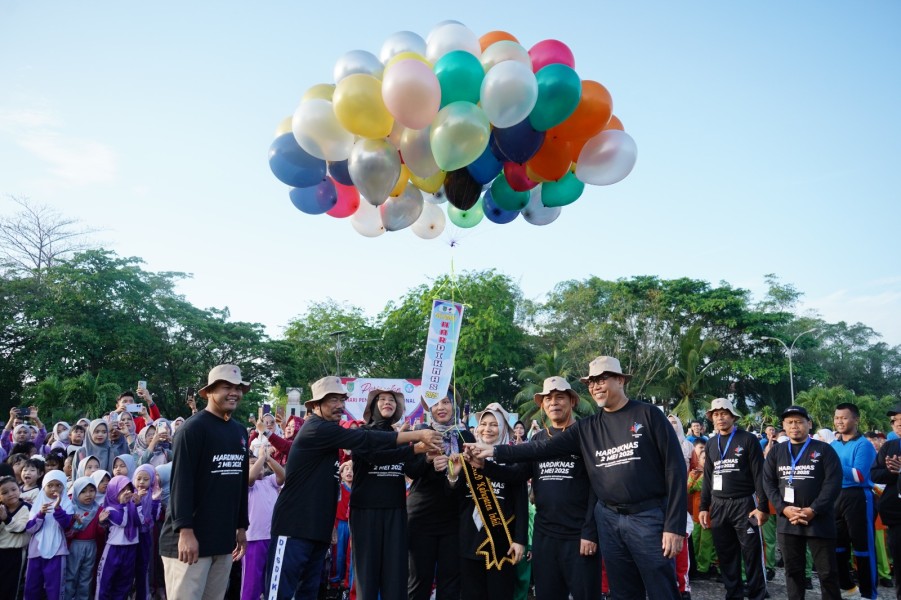 Peringati Hardiknas 2025, Bupati Inhil Senam Bersama Ribuan Siswa Siswi