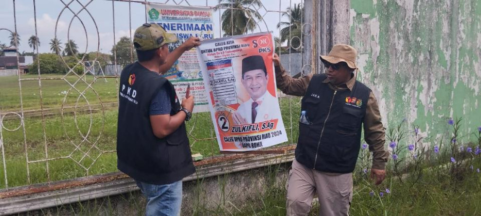 Bawaslu Rohil Tertibkan Alat Peraga Caleg