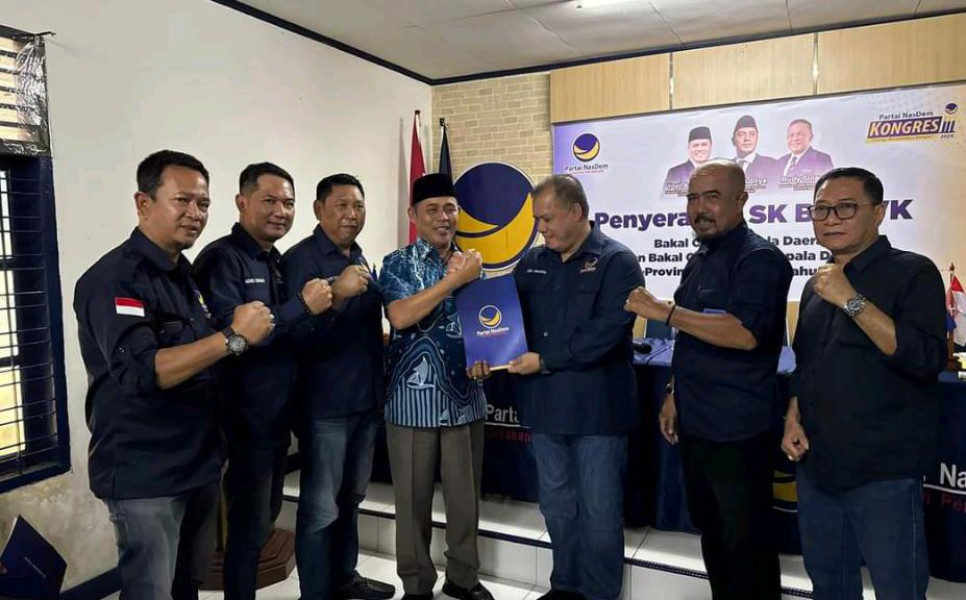 Partai NasDem Serahkan SK Dukungan ke Haji Herman Calon Bupati Inhil