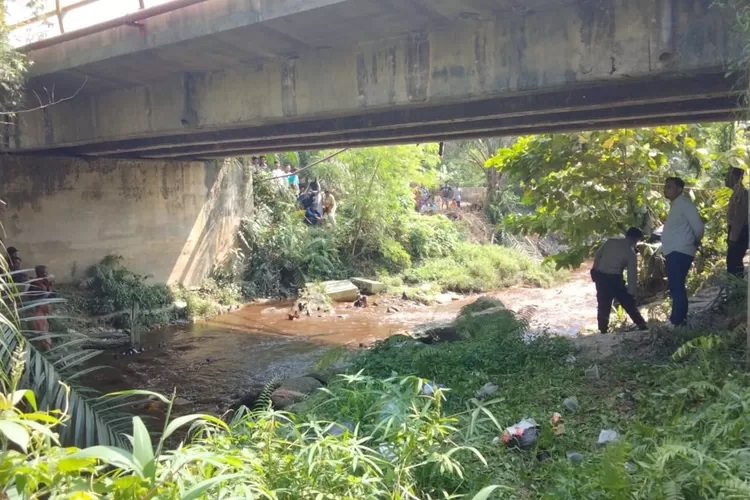Jasad Tanpa Identitas Ditemukan Tersangkut di Pohon Bawah Jembatan Sungai Sibam