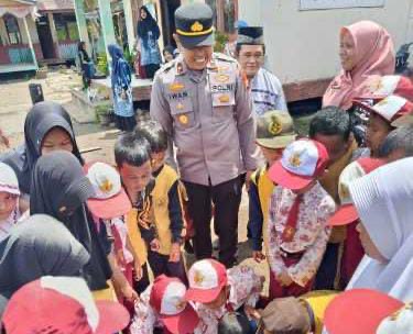 Polsek Pelangiran Pimpin Kegiatan Green Policing Atau Gerakan Penanaman Pohon Bersama Siswa- Siswi SDN 02