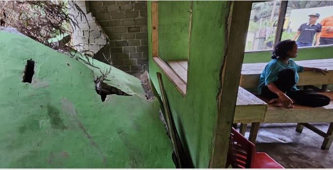 Rumah Warga Jalur Patah Ambruk Akibat Diterjang Longsor