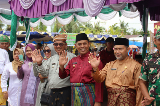 Pj.Bupati Inhil Herman Lepas Peserta Pawai Takruf Sekaligus Membuka Stand Bazar MTQ Tingkat Kecamatan Kuindra 2024