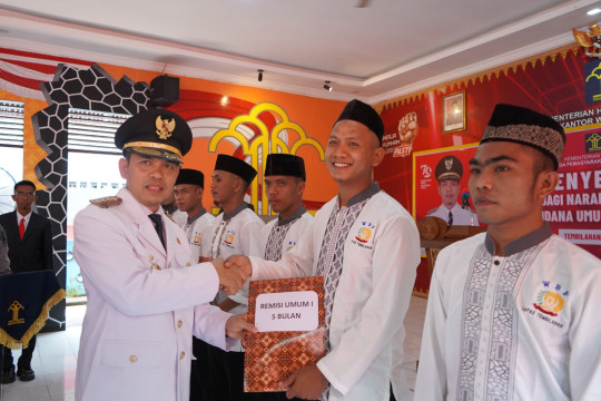Pj Bupati Inhil Serahkan Remisi Kepada 811 Warga Binaan Lapas Kelas II A Tembilahan