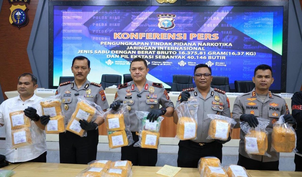 Polda Riau Tangkap Kurir Jaringan Internasional, Narkoba Senilai Rp31 Miliar Disita