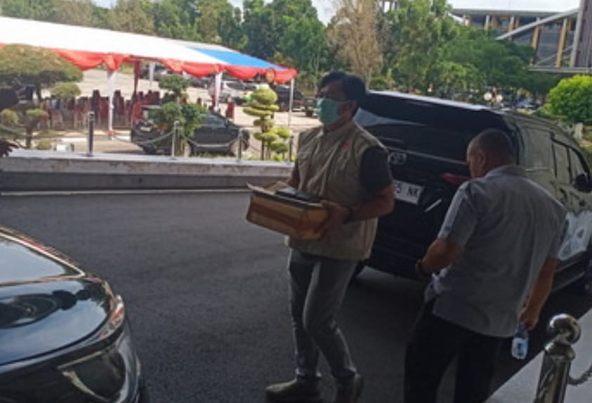 KPK Geledah Mobil Dinas Plt Gubernur dan Sekda Riau, Bawa Dokumen dan Satu Kotak
