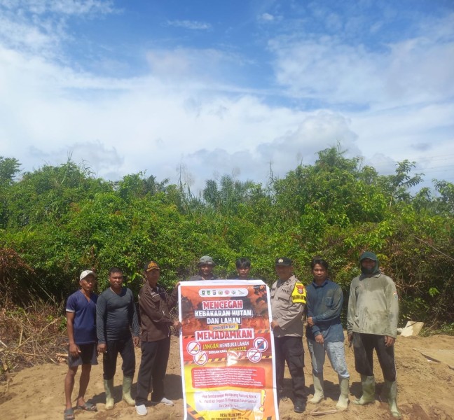 Bhabinkamtibmas Polsek Tempuling Gencarkan Patroli Karhutla, Edukasi Warga Larangan Membakar Lahan