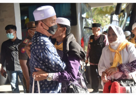 Kedatangan Jamaah Haji Kloter Pertama Di Embarkasi Batam, Disambut Langsung Oleh  Pj.Bupati Inhil Herman