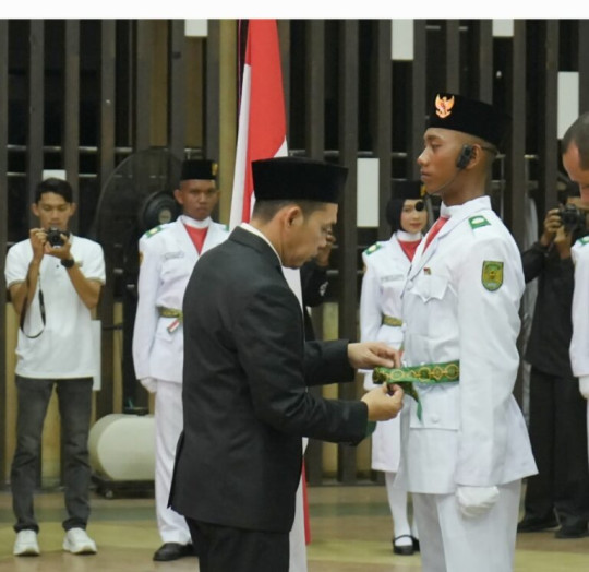 Pj Bupati Inhil Erisman Yahya Kukuhkan 32 Pasukan Pengibar Bendera Pusaka (PASKIBRAKA)
