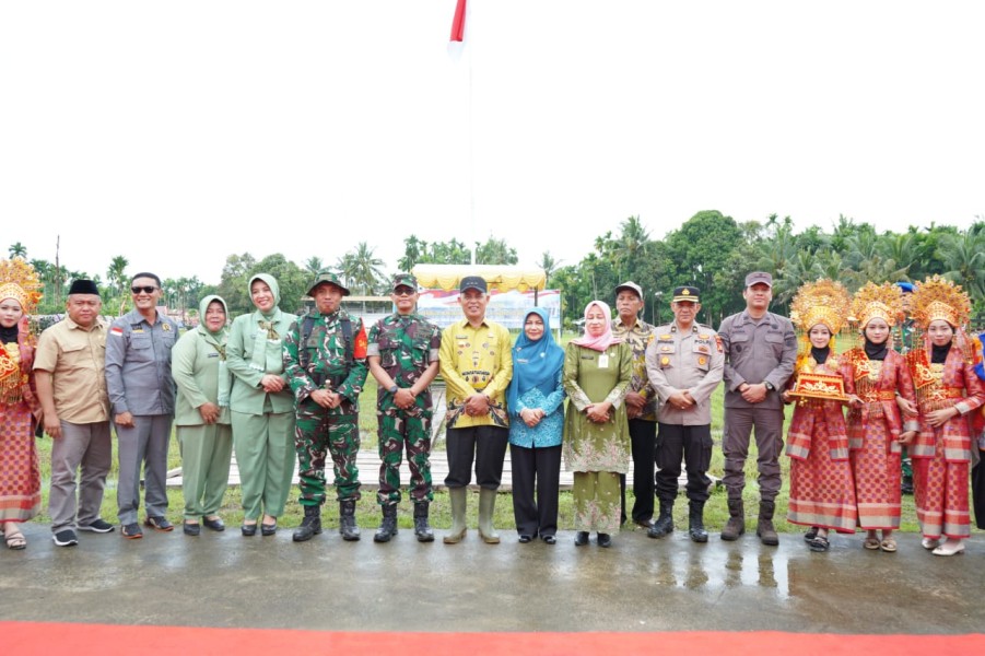 Bupati Herman Hadiri Penutupan TMMD Ke-123 di Desa Mumpa