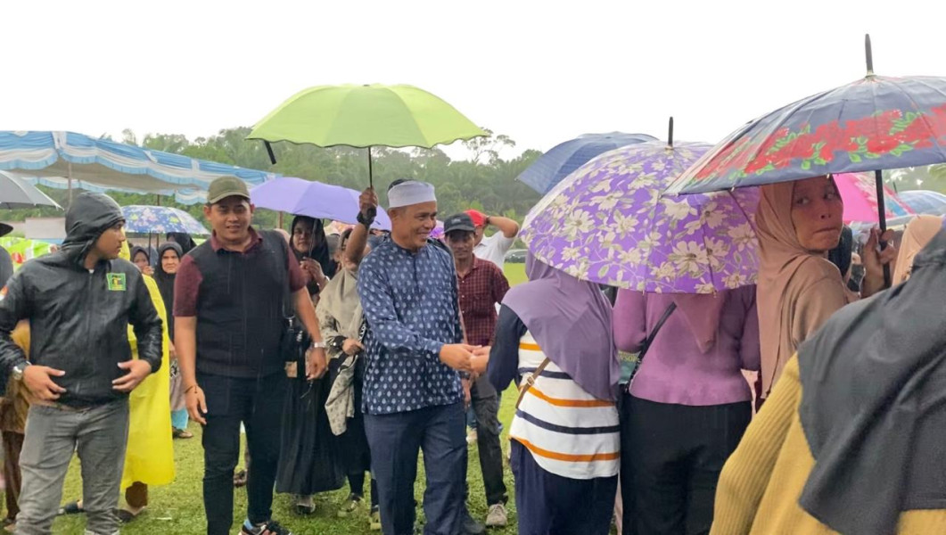Rela Diguyur Hujan, Warga Tetap Hadir di Kampanye Dialogis Haji Herman