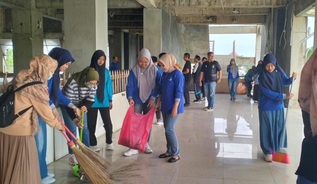 Bupati Inhil Ajak Kepala OPD Gotong Royong Bersihkan Islamic Center
