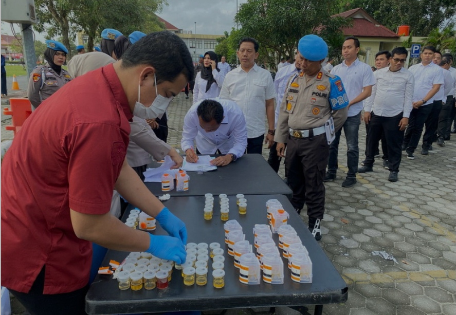 Dadakan Pengecekan Urine, Kapolda Riau: Pemecatan Jika Positif Narkoba