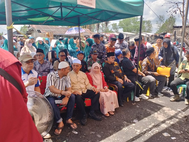 Hadir di Tengah Puing Kebakaran Pulau Kijang, Bupati Inhil, Herman Salurkan Bantuan Ratusan Juta dan Ajak Dunia Usaha Bahu-Membahu