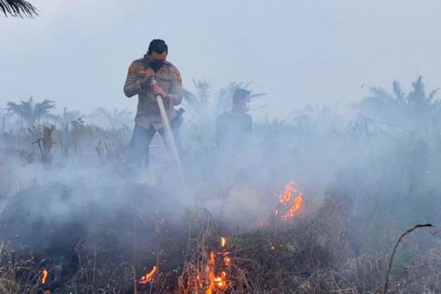 111 Peronil bersama Warga Padamkan Kebakaran Lahan di Pelalawan