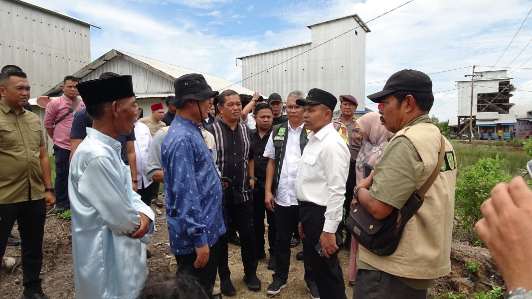 Bupati Inhil Dampingi Gubri Pulang Kampung di Sungai Simbar Serahkan Bantuan CSR