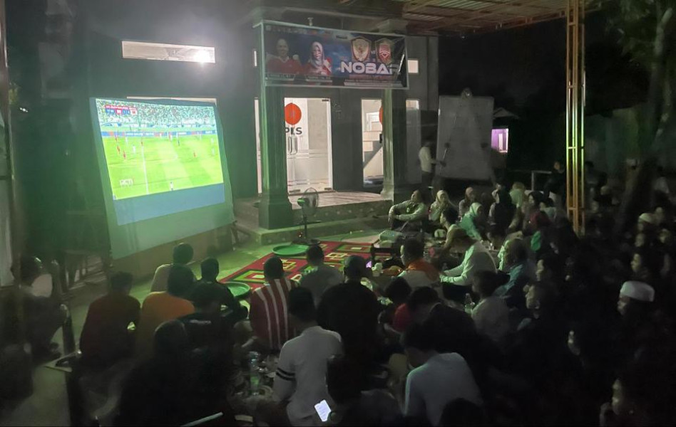 Calon Bupati Inhil, Haji Herman Bersama Warga Nobar Laga Timnas VS Bahrain