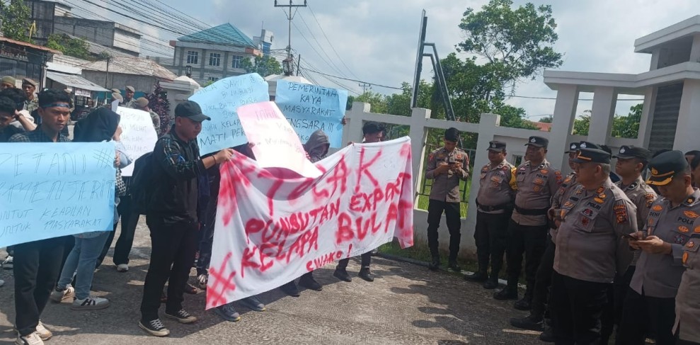 Petani dan IKAMI Gelar Demontrasi Tolak Pungutan Ekspor Kelapa, Acang: Mohon Kebijakan PE Tidak Diberlakukan
