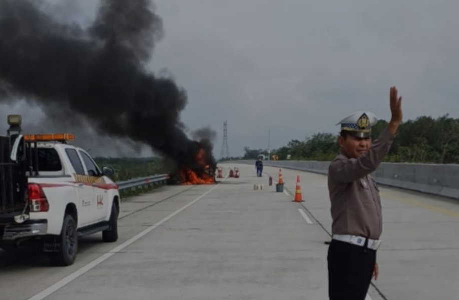 Detik-detik Pajero Terbakar di Tol Pekanbaru-Bangkinang