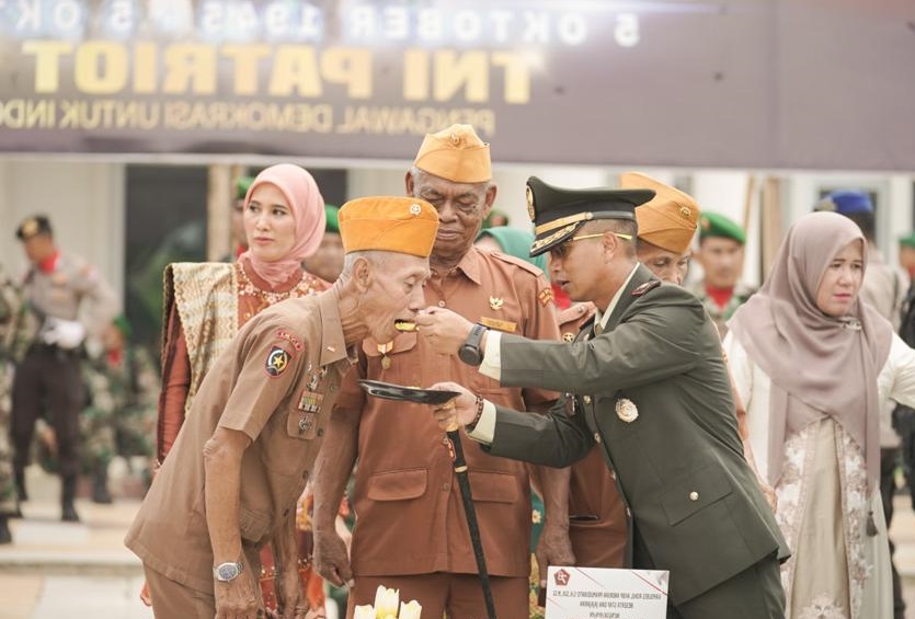 Dihadiri Bupati, Dandim 0321/Rohil Jadi Inspektur Upacara HUT TNI ke-78