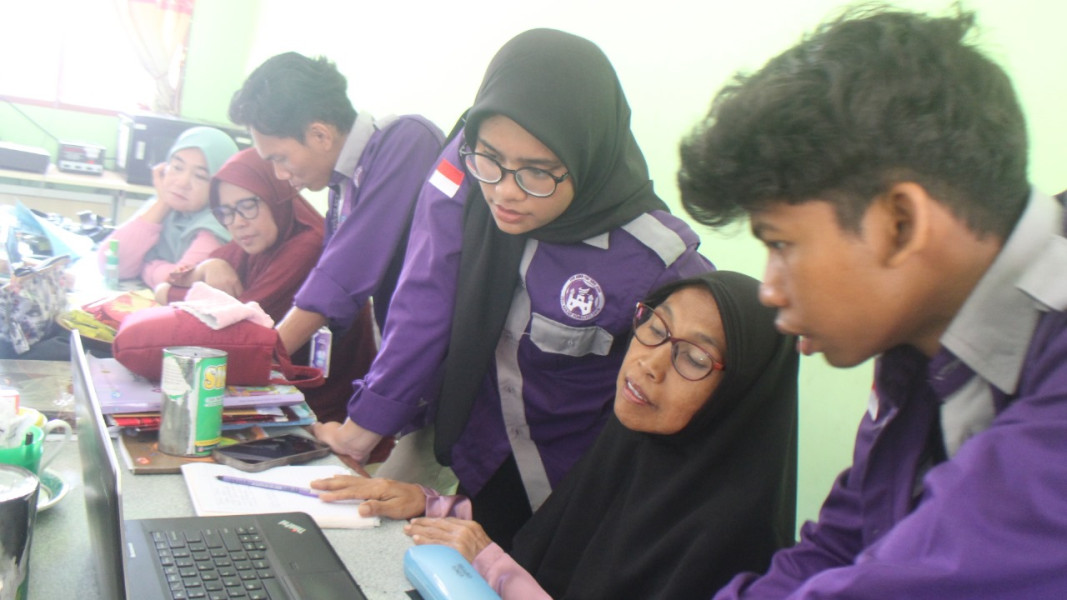 Sosialisasi Pemanfaatan AI untuk Meningkatkan Produktivitas Guru di SDN 003 Banjar Seminai