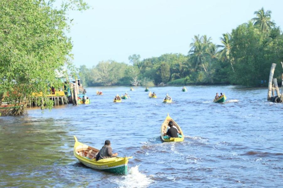 Bupati Inhil Salurkan Bantuan 45 Perahu Nelayan dari Zakat Produktif Baznas
