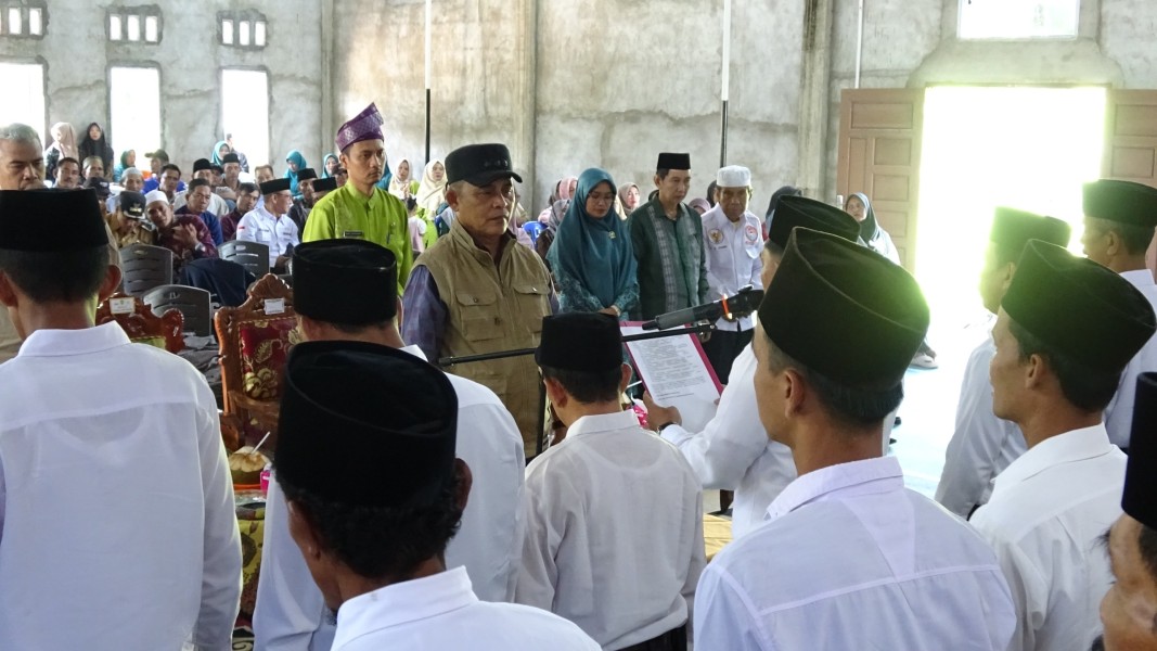 Bupati Inhil Kukuhkan Ketua RT dan RW Periode 2025-2030 di Sialang Panjang