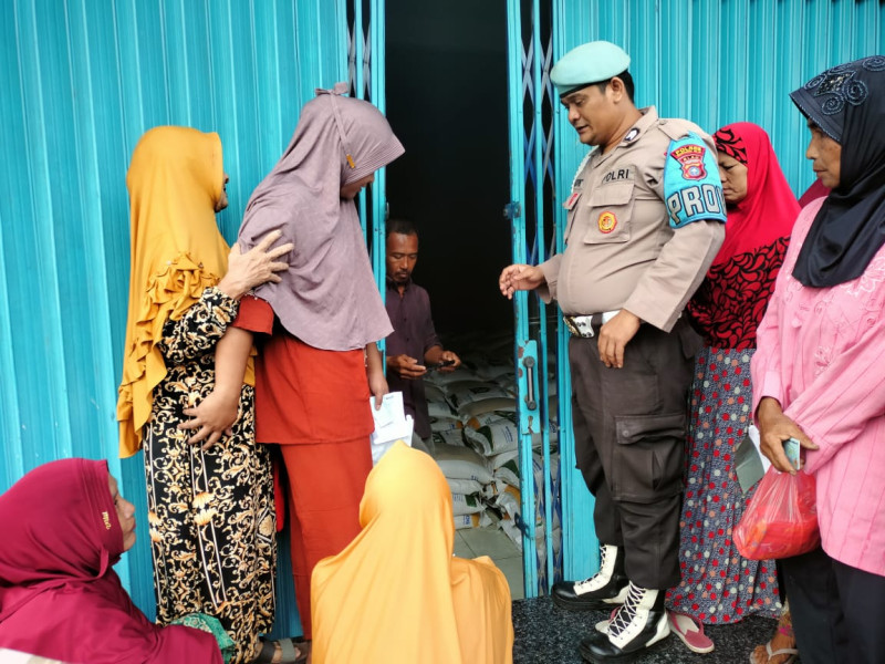 Personel Polsek Kuindra Berikan Pengamanan Penyaluran Bantuan Pangan Non Tunai