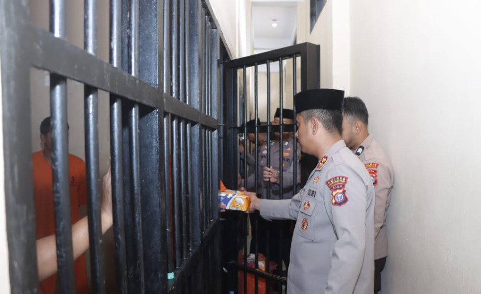 AKBP Farouk Oktora Bagikan Makanan Kepada Tahanan Rutan Polres Inhil