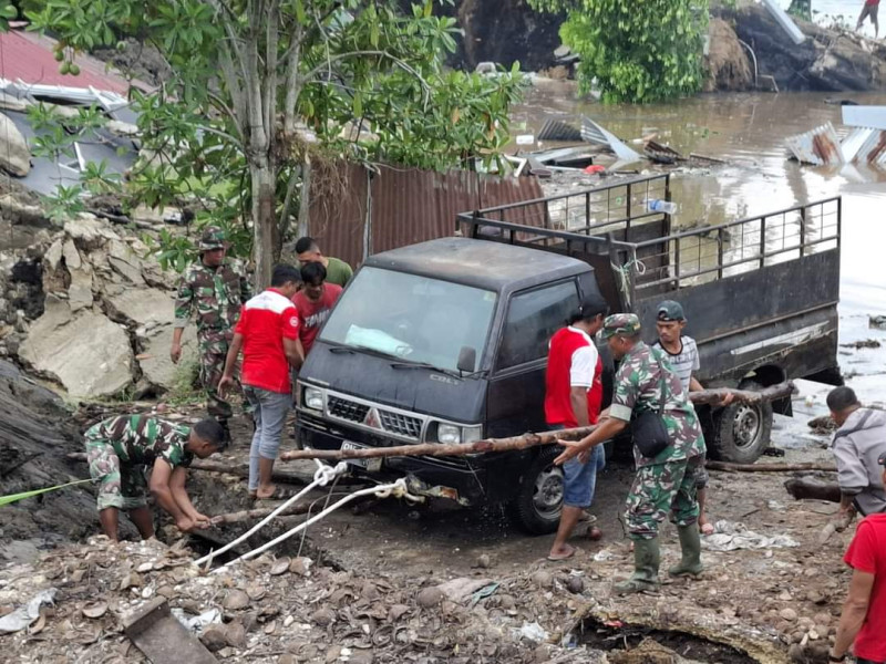 Puluhan Prajurit Kodim 0314/Inhil Dikerahkan Bantu Evakuasi Bencana Tanah Longsor di Tembilahan Hulu